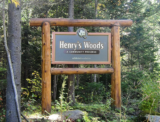 Henry's Woods Trail entrance sign on the Bear Cub Road (24 September 2013) Henry's Woods Trail entrance sign on the Bear Cub Road (24 September 2013)